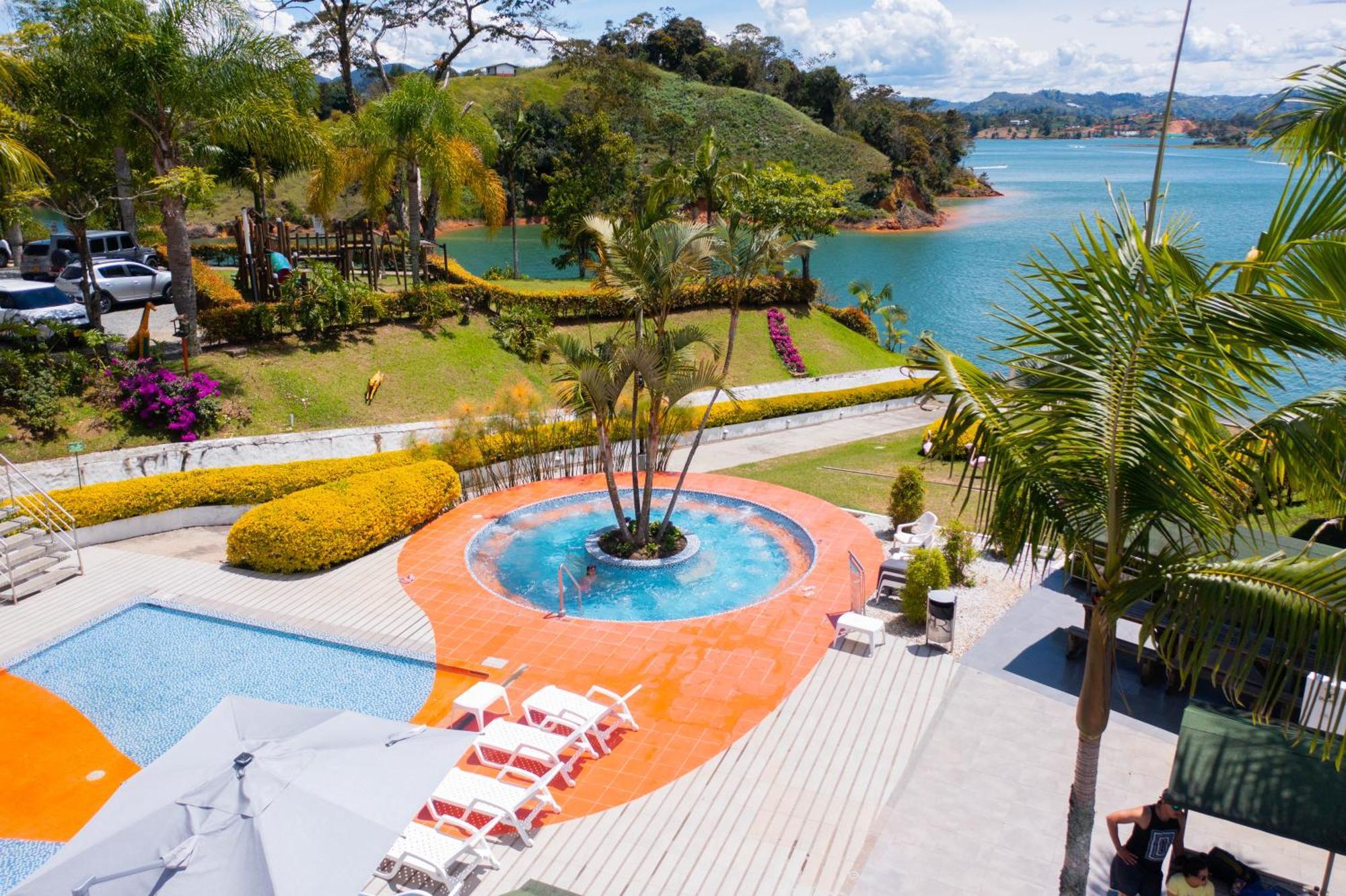 Hotel Los Recuerdos Guatapé Exterior foto View of the resort