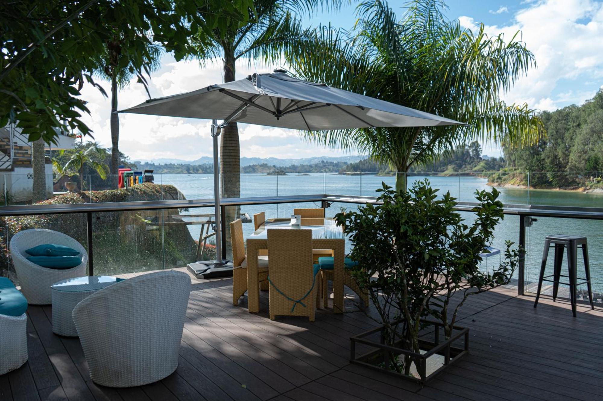 Hotel Los Recuerdos Guatapé Exterior foto View of the lake from the restaurant